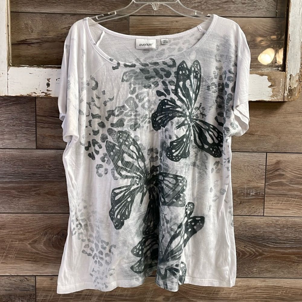 AVENUE Plus Size Womens Butterfly Print Top, Size 18/20,White with Gray & Black